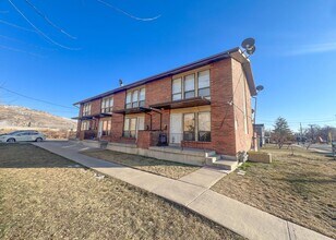 Building Photo - Spacious 3 Beds 1 Bath Townhouse