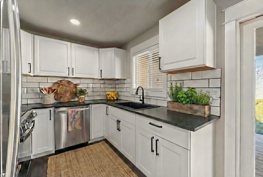 Building Photo - 604 W Crest Dr