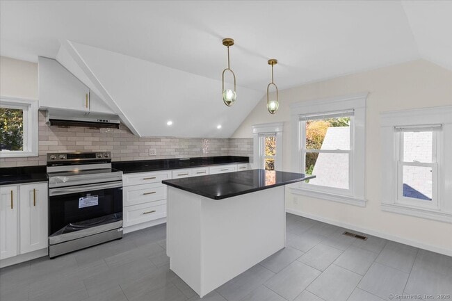 Building Photo - 590 Whitney Ave