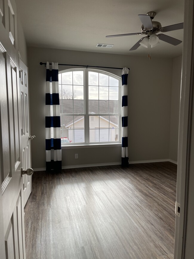 Building Photo - 955 C