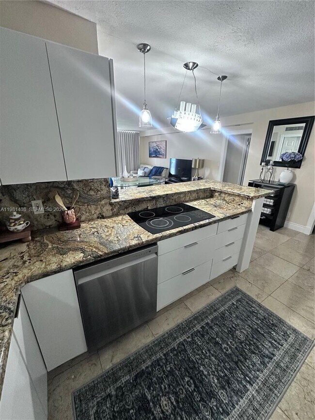 Building Photo - 3140 S Ocean Dr