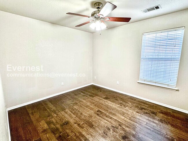 Building Photo - Charming 3-Bed, 2-Bath Home with Fenced Backyard & 2-Car Garage