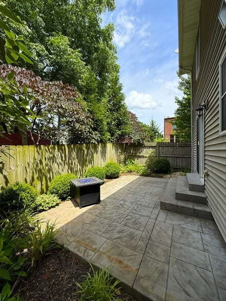 Building Photo - 1617 Forest Ave