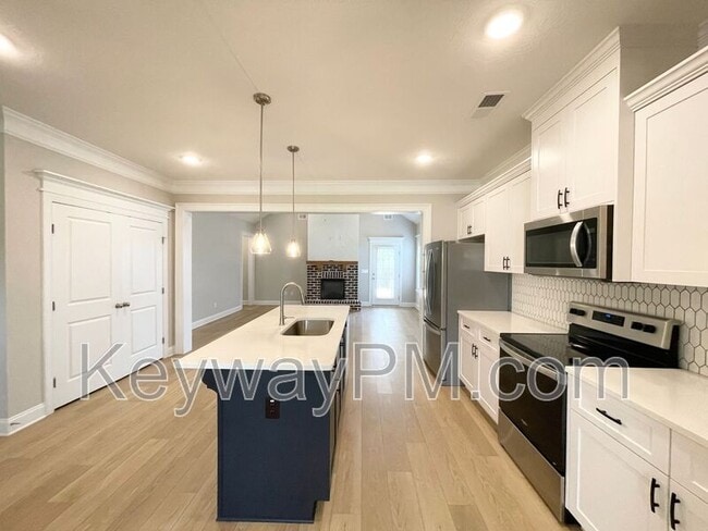 Building Photo - 410 Longford St