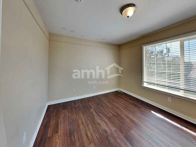 Building Photo - 4744 N Perth St