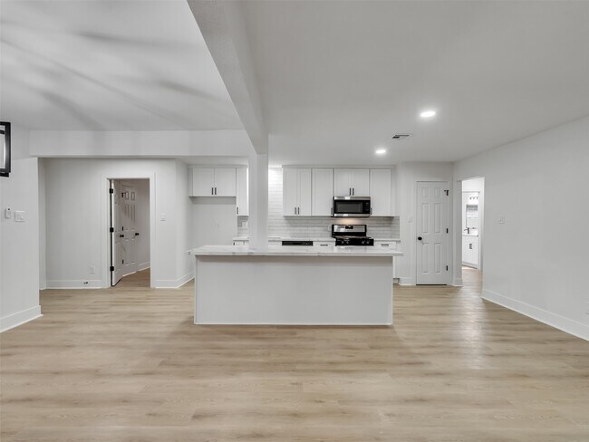 Building Photo - 6026 Diamond Ct