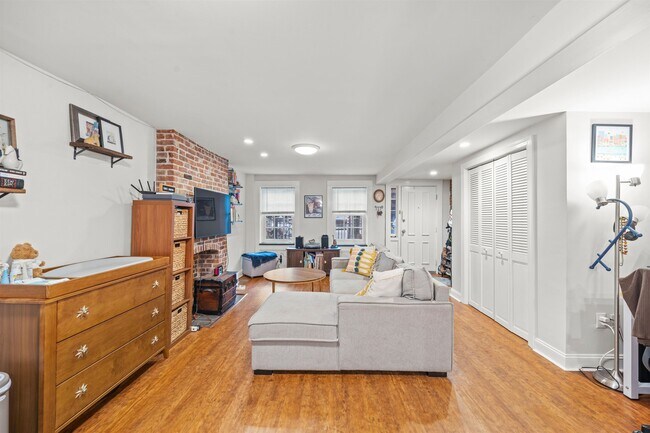 Building Photo - 194 Washington St