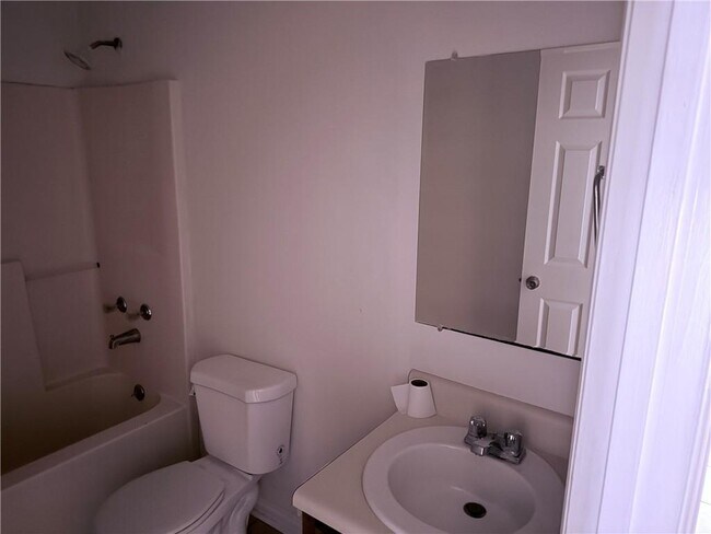 Building Photo - 890 E Cherry St