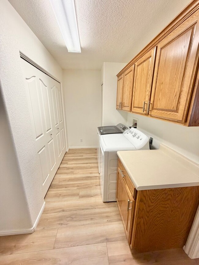 Building Photo - Furnished short term rental available! 9-Month lease!!