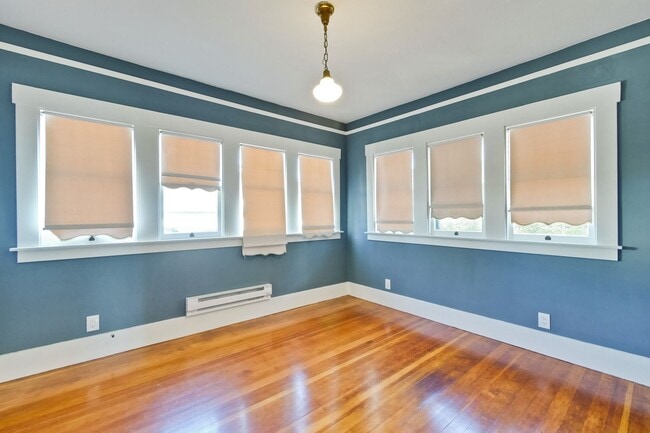 Building Photo - Updated Bungalow located in Downtown Redwood City & 15 miles from SF International Airport