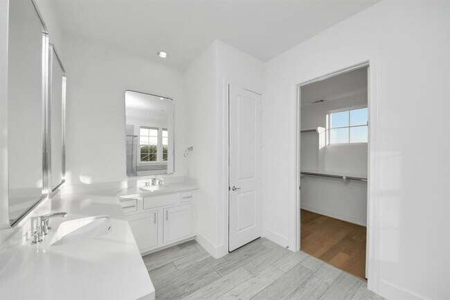 Building Photo - 4005 Woodshire Vlg Ests