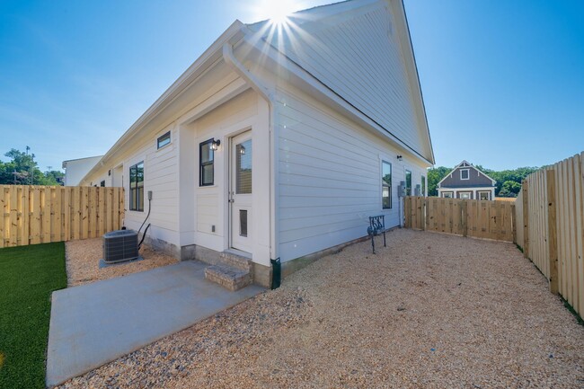 Building Photo - One Bedroom with Garage