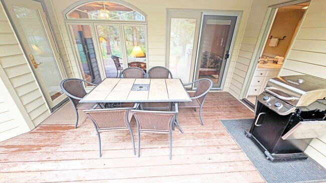 Building Photo - Furnished Sunriver 3 Bedroom Home Availabl...