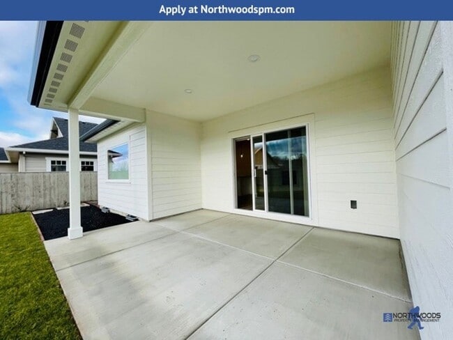Building Photo - Newer Gorgeous Home in Desirable Neighborhood