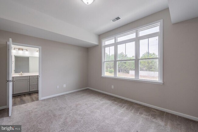 Building Photo - 102 Coralyrose Ct