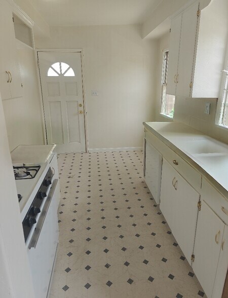 Building Photo - 3235 Mulberry St