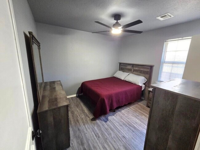 Building Photo - 4806 SE Redbud Pl