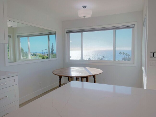 Building Photo - Ocean View Single Level Laguna Beach Condo!