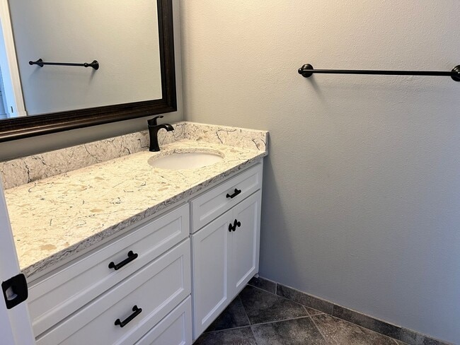 Building Photo - Amazing Attached Home in Lake Oswego is a Must See!