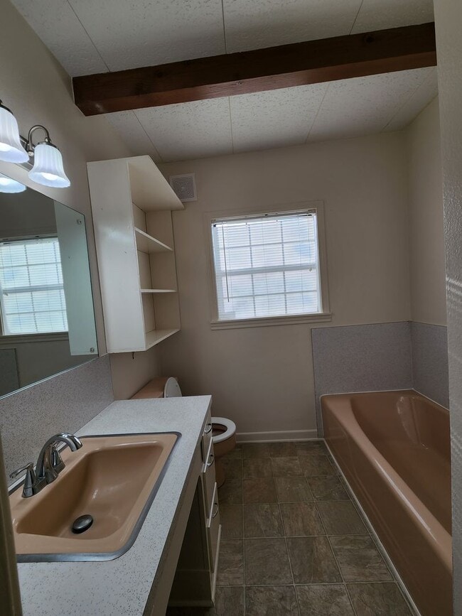 Building Photo - 1827 S Fredonia St