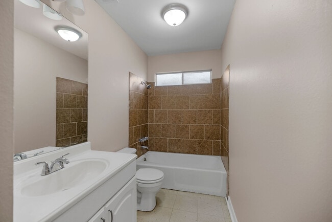 Building Photo - 811 S Olive St