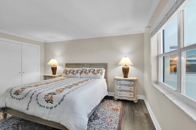 Building Photo - 1169 Hillsboro Mile