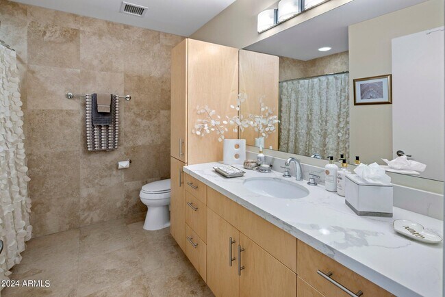 Building Photo - 7121 E Rancho Vista Dr