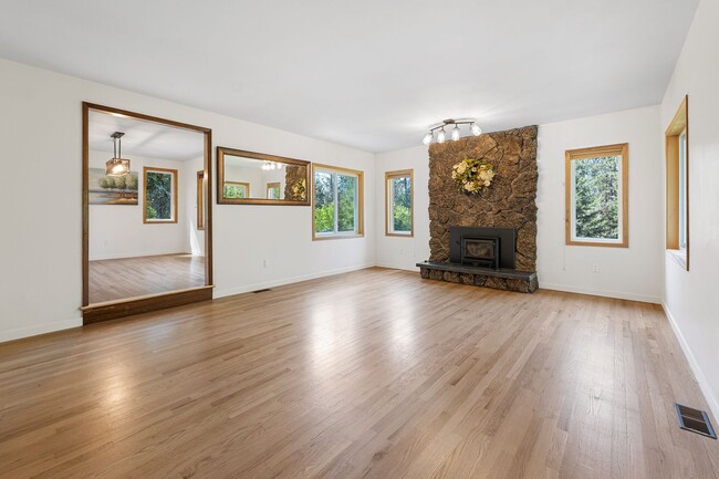 Building Photo - Beautiful 5-Bedroom close to Greenbluff. Mead/Mt Spokane District