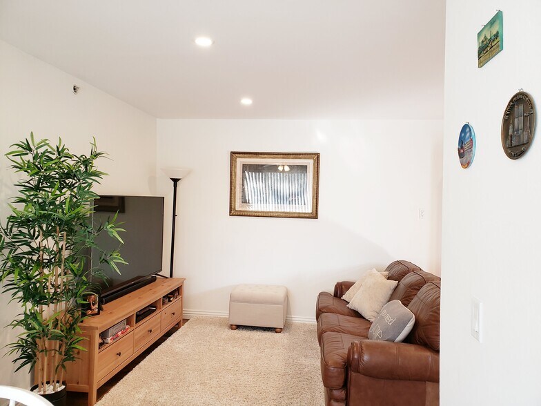 Building Photo - 557 W Stocker St