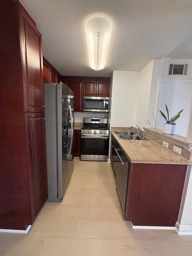 Building Photo - Amazing 1 Bedroom Condo at "The Met" Woodl...