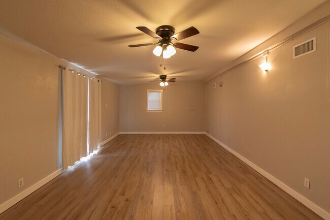 Building Photo - 3212 Wenz Ave