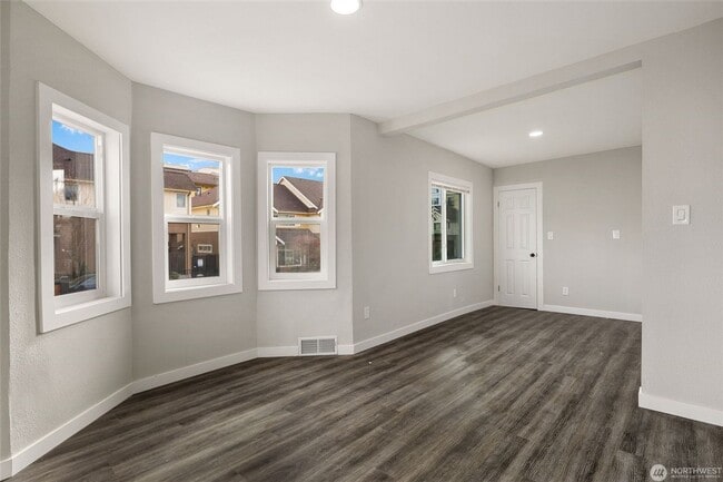 Building Photo - 5 Bedroom 2 Bathroom House with Large Lot