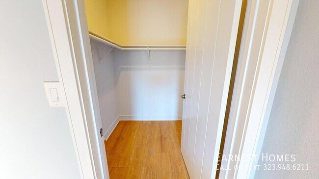 Building Photo - 146 1/2 Rosemont Ave-