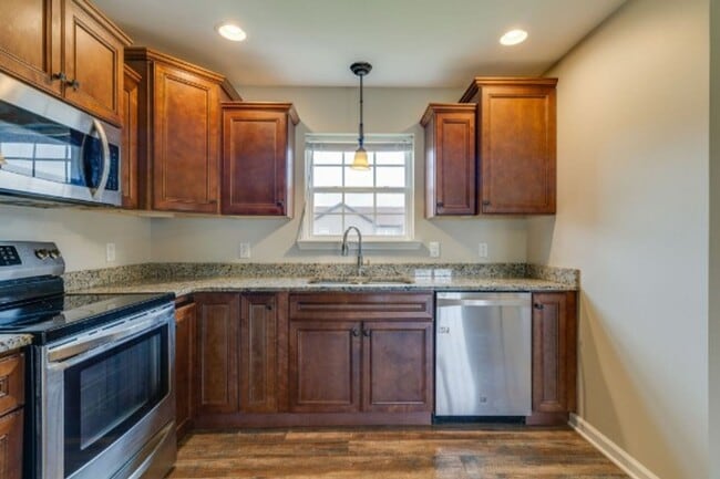 Building Photo - Beautiful 3bd 2 ba home with a large lot a...