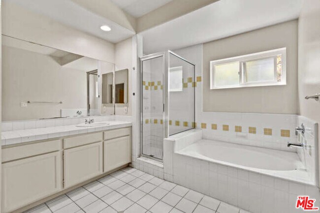 Building Photo - 10790 Rose Ave