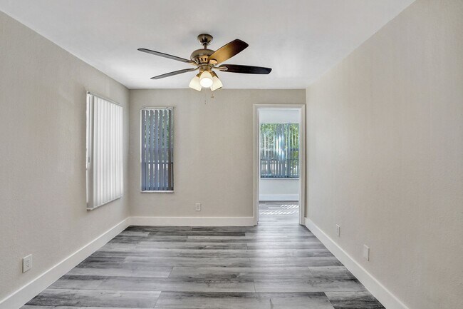 Building Photo - 2BED/1BATH renovated apartment ready to MO...