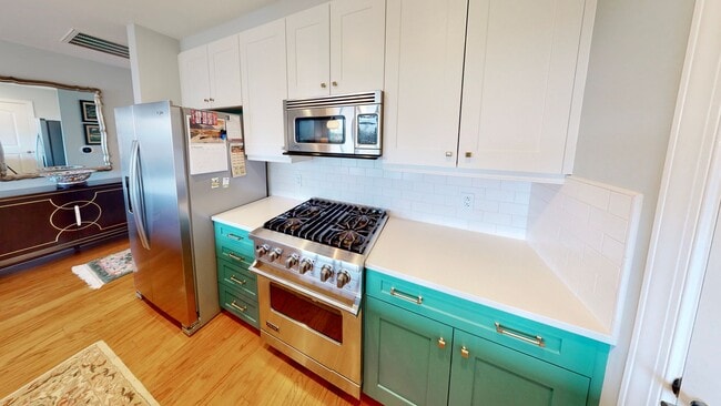 Building Photo - 701 Royal Ct