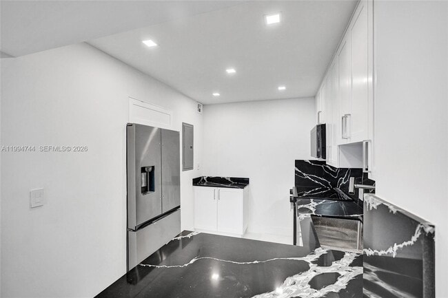 Building Photo - 3625 N Country Club Dr