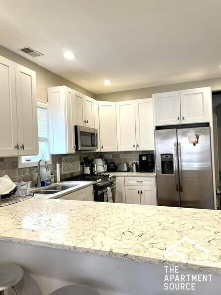 Building Photo - 2732 N Wilton Ave