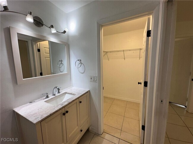 Building Photo - 4517 SW Santa Barbara Pl