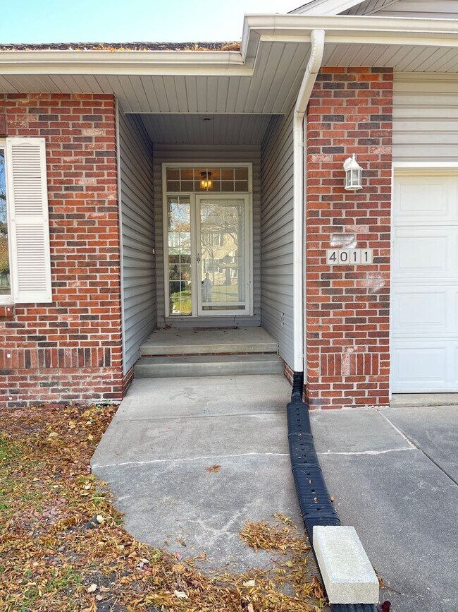 Building Photo - Northwest Omaha Gem: 2,700 Sq Ft, 3-Bedroom, Walk-Out Finished Basement, Fenced Yard, 3-Car Garag...