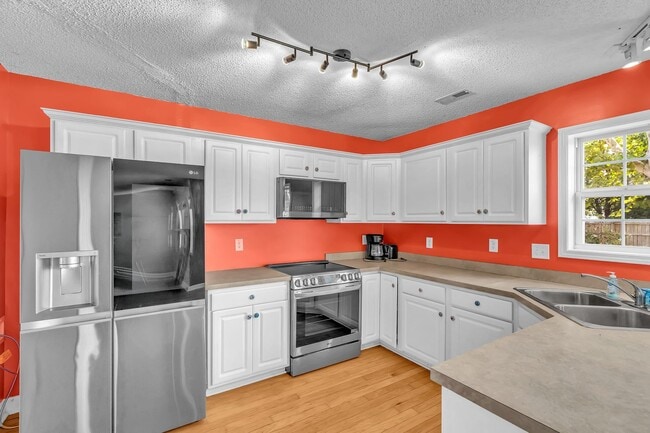 Building Photo - 403 Arabian Ln