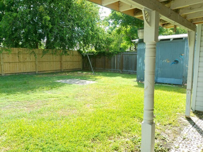Building Photo - 6422 Beechwood Dr