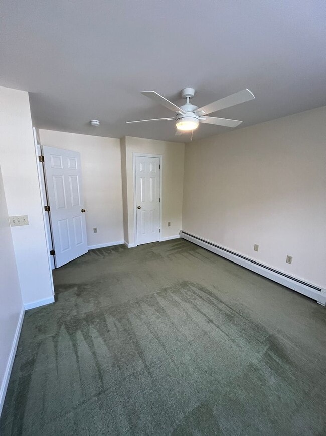 Building Photo - Spacious  South Burlington Townhouse for Rent - Available 7/1