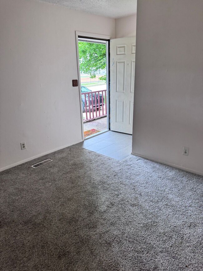 Building Photo - 2 Bedroom 1 Bath Duplex