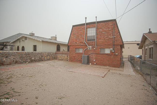 Building Photo - 3515 La Luz Ave