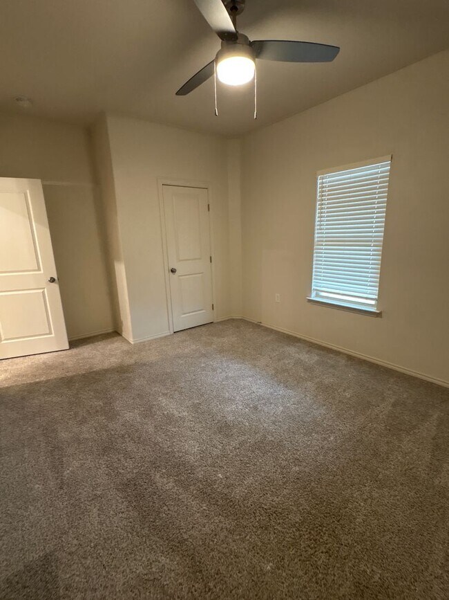 Building Photo - Comfort and style that won’t stretch your wallet