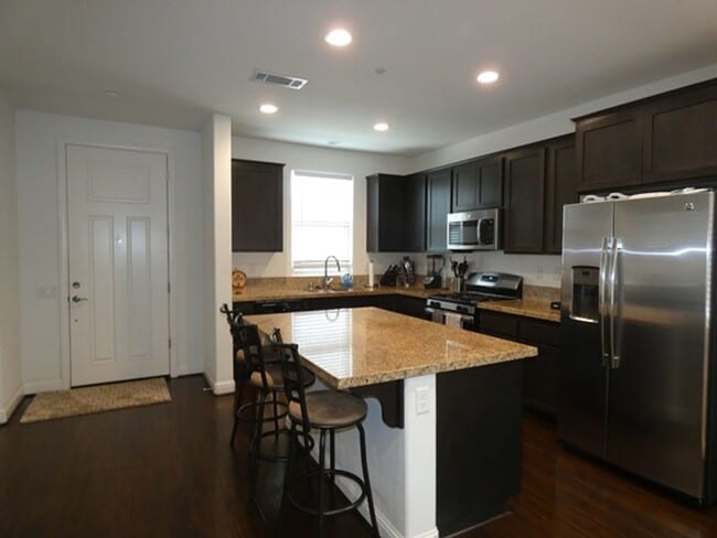 Building Photo - Fabulous Newer Home in Gated Santa Maria Community