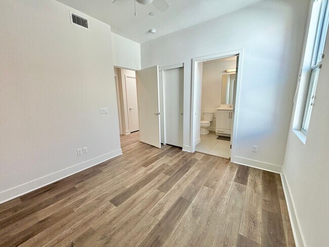 Building Photo - Spacious Light-Flooded 3-Story Silver Lake...