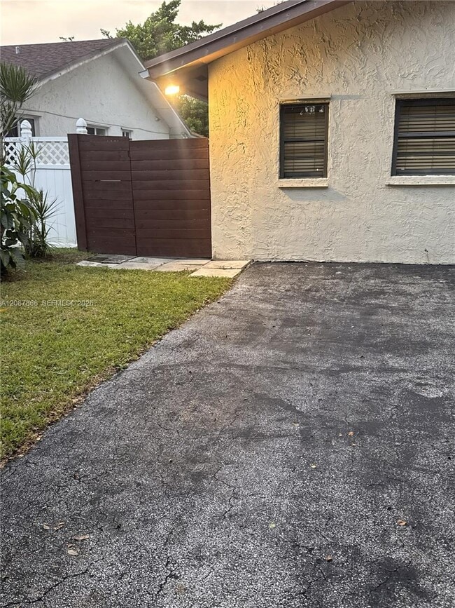 Building Photo - 9900 W Calusa Club Dr